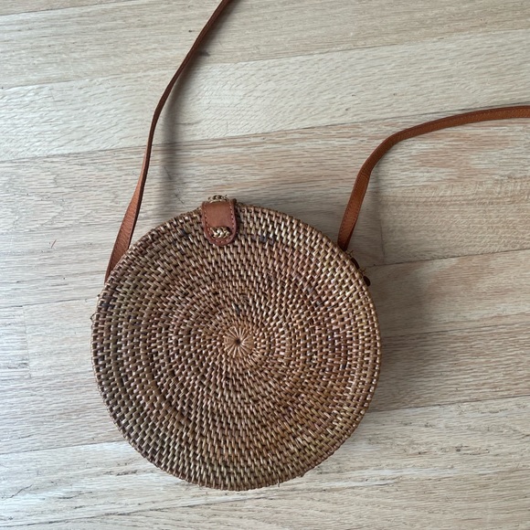 Round Rattan Crossbody Purse New Without Tags - Picture 2 of 8